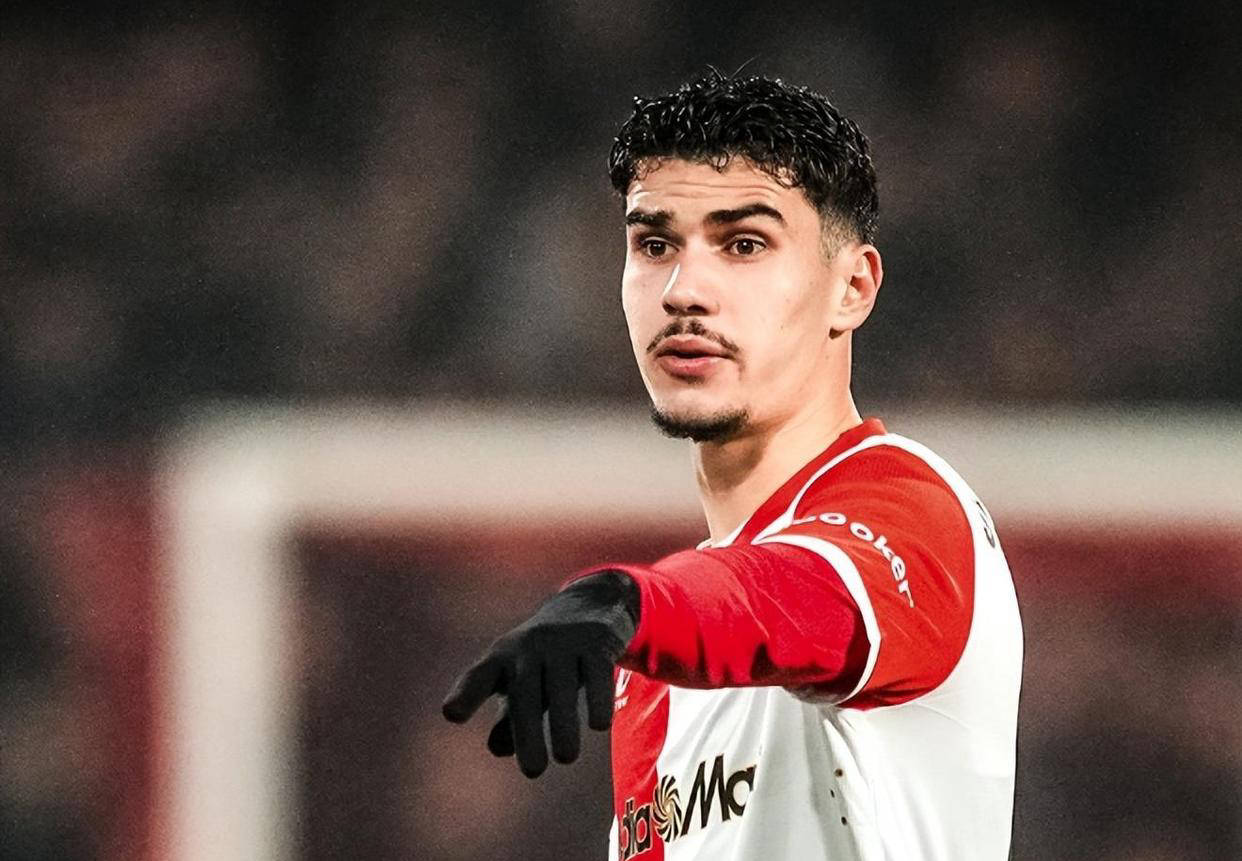 塞内加尔爆冷比利时，范佩西高光表现