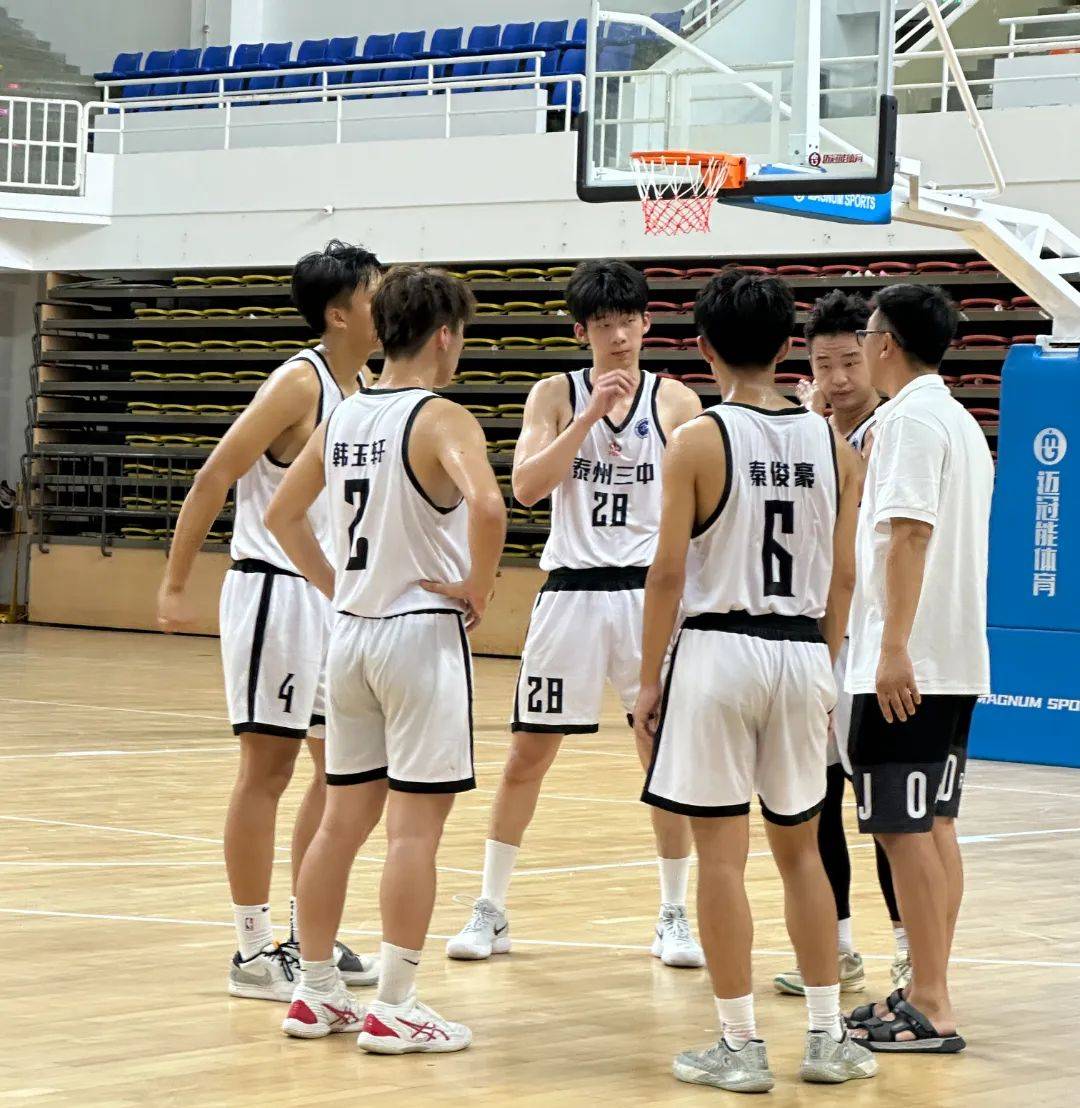 男子篮球冠军夺冠，实力雄厚