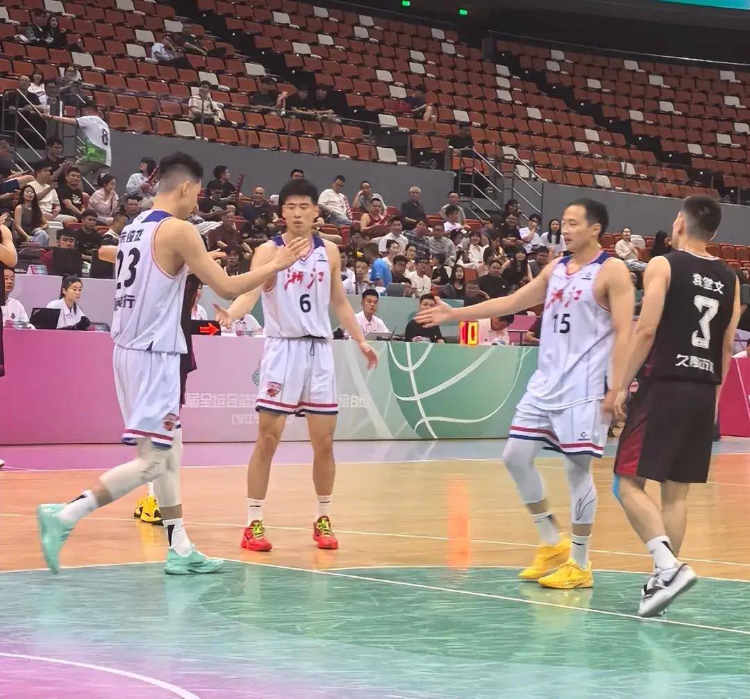 四川队鏖战新疆队，周琦扛起全队