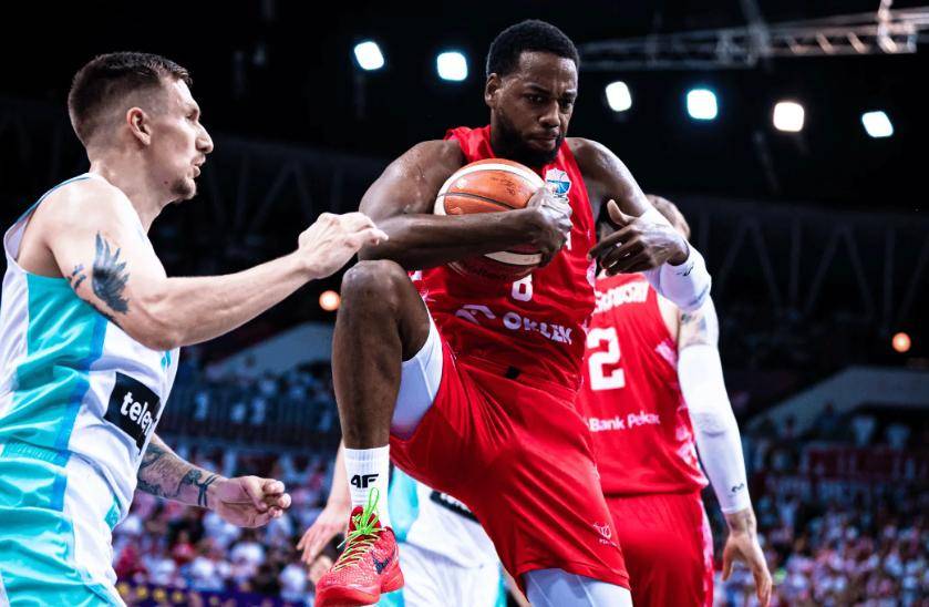 波兰名将火速冲刺，抢夺头名奖杯