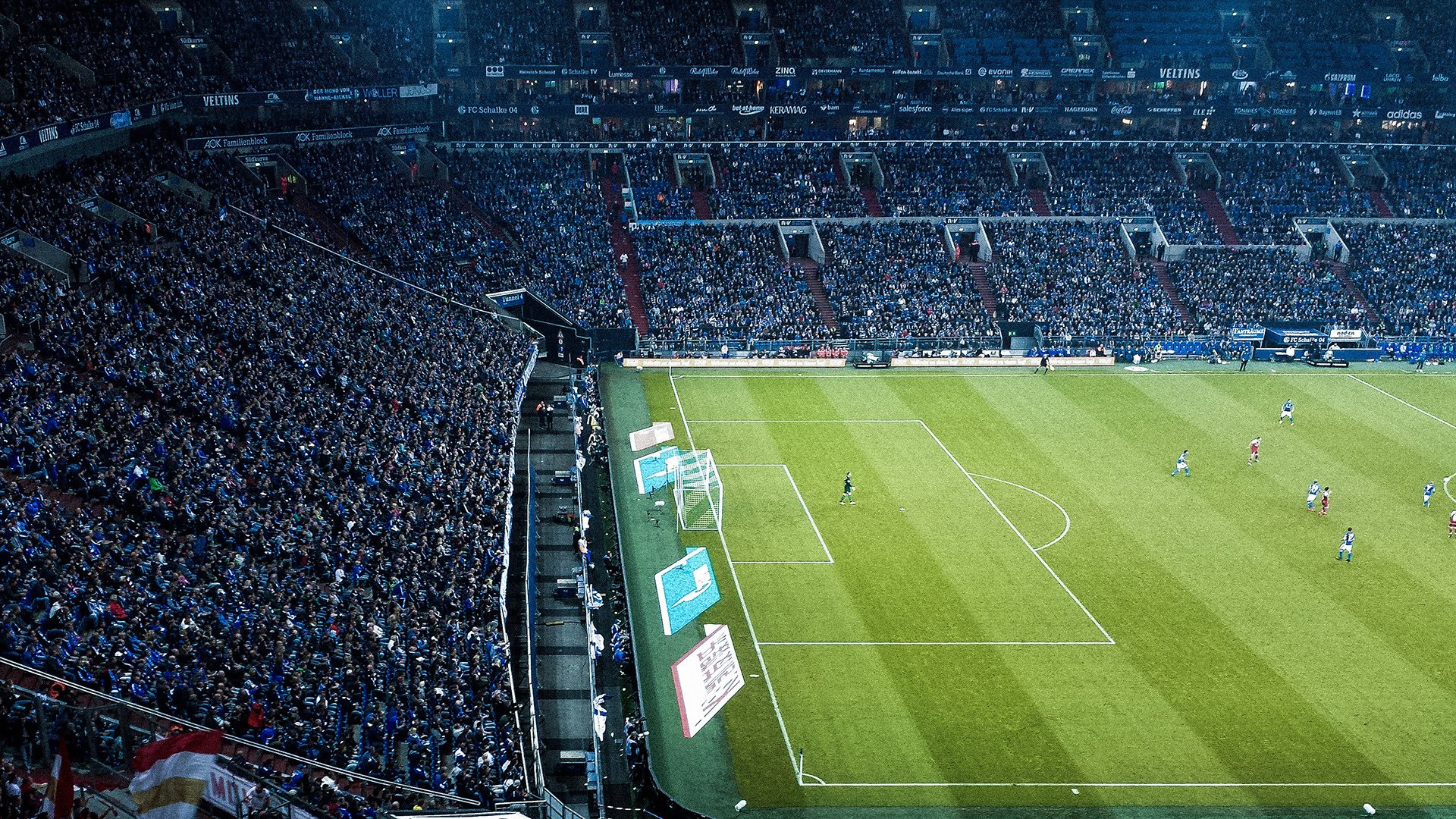 开云体育中国-赛道与绿茵的交响，当F1争冠焦点遇上巴萨的诺坎普奇迹